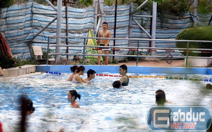 Các bể bơi vắng vẻ hơn vì người Hà Nội tìm ra những bãi tắm "miễn phí"